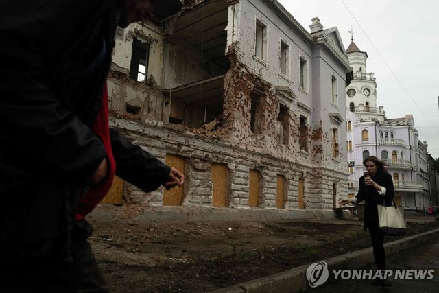 폭격으로 부서진 수미주 건물