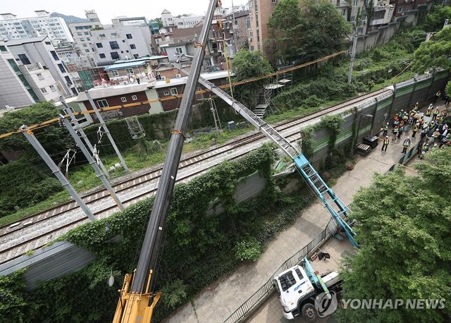 선로 위로 넘어진 사다리차