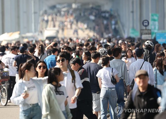 휴일 즐기러 나온 시민들