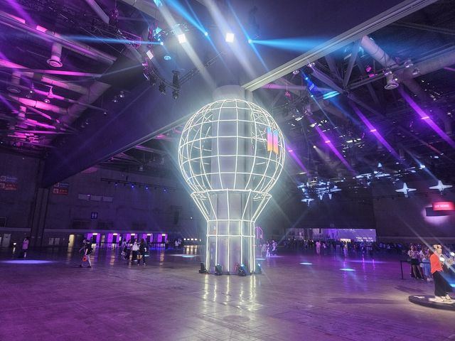 'BTS 페스타'에 설치된 응원봉 모양 대형 조형물