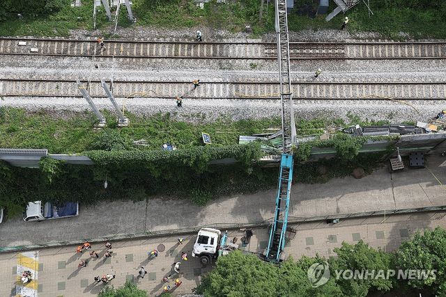 경의중앙선 선로 위로 넘어진 사다리차