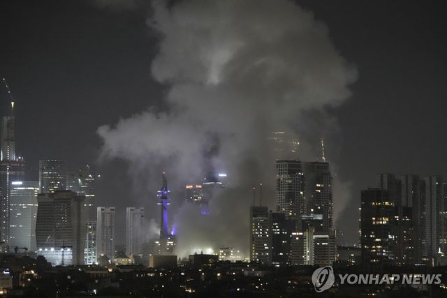 이스라엘 텔아비브에서 피어나는 연기