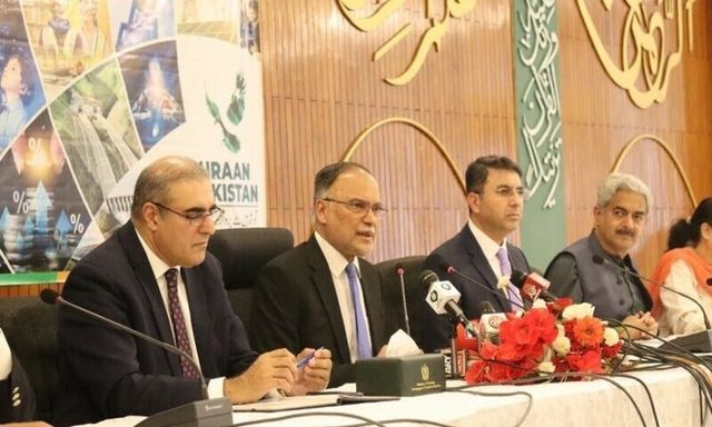 12일 기자회견하는 아샨 이크발 파키스탄 기획부 장관(왼쪽서 두번째)
