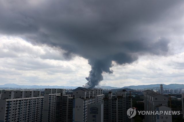 광주 도심 뒤덮은 금호타이어 화재 연기