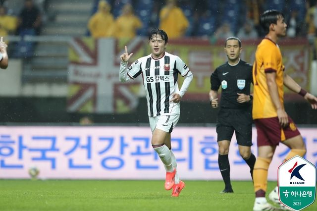 광주전에서 선제골을 넣고 세리머니 하는 서울 정승원.