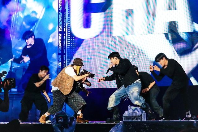 BTS 제이홉 솔로 월드투어 앙코르 콘서트에서 한 무대를 꾸미는 제이홉과 정국