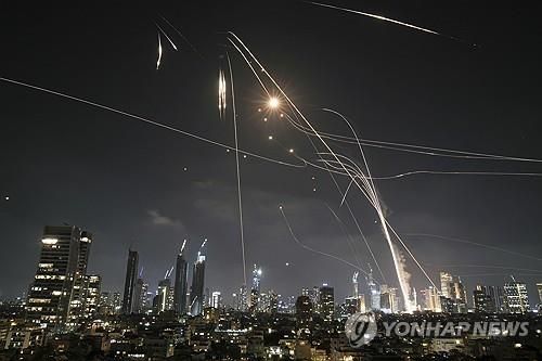 이스라엘 텔아비브 상공의 방공망 아이언돔 가동