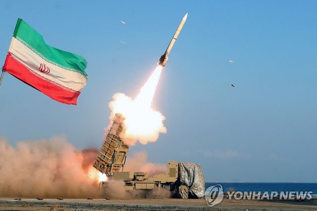 호르무즈 해협 인근에서 미사일 발사 훈련을 하는 이란군