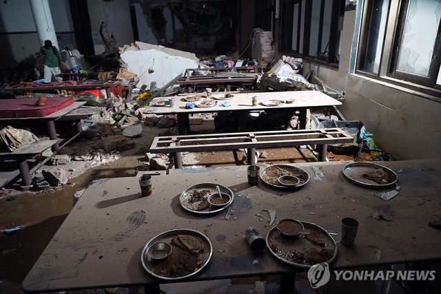 식탁 위에 그대로 남겨진 식판