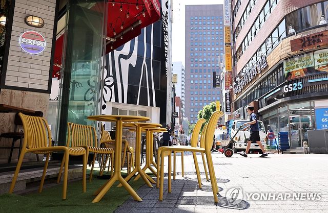 장기 불황에 대출로 버틴다…숙박·음식점업 대출 90조원 넘어