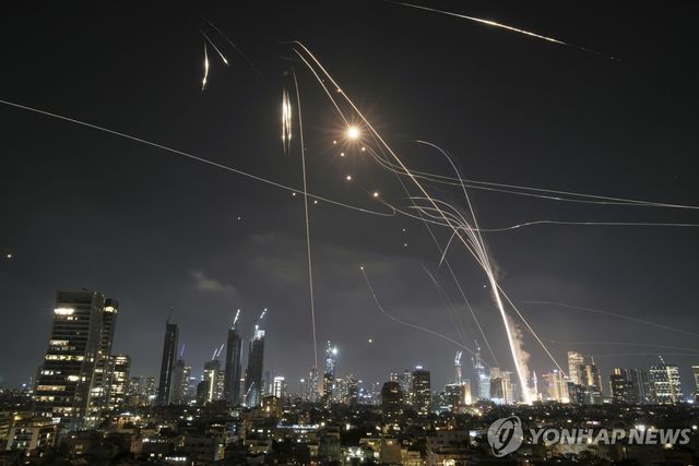 텔아비브 상공의 방공망 아이언돔