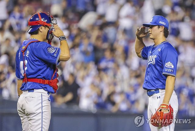 강민호, 이호성 승리의 경례