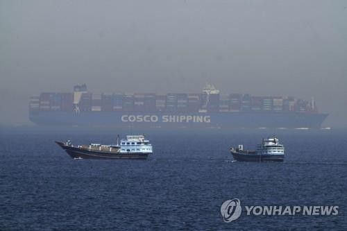 호르무즈 해협 지나는 선박들 