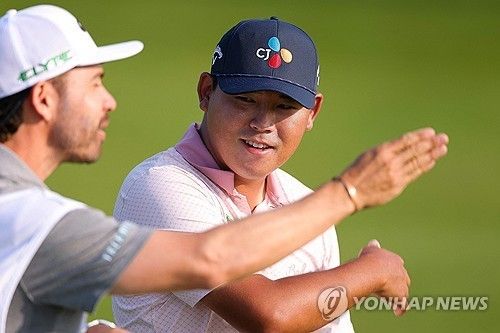 캐디와 담소하는 김시우.