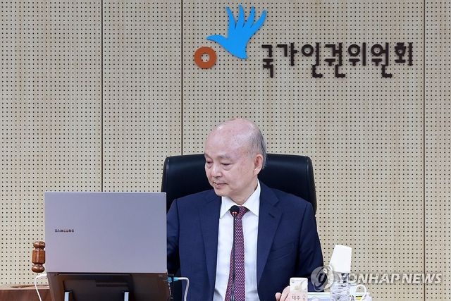 개회하는 안창호 국가인권위원장
