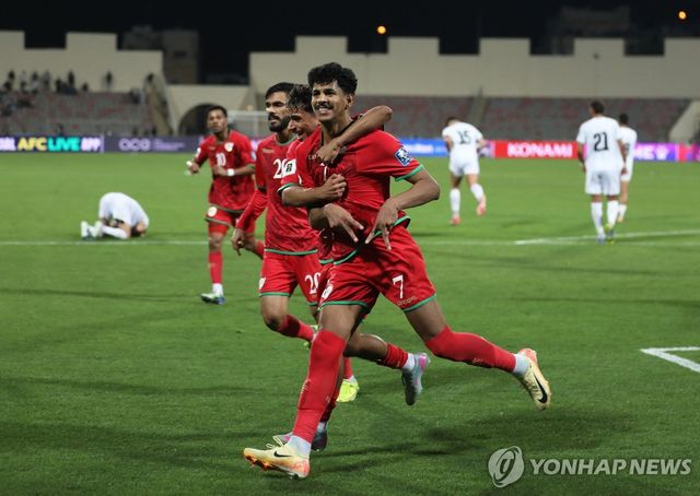 팔레스타인전에서 후반 추가시간 페널티킥으로 동점 골을 넣고 기뻐하는 오만 선수들.