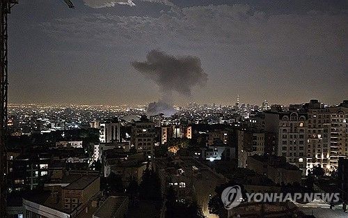 이스라엘 공습에 연기 피어오르는 이란 테헤란 시내 모습.