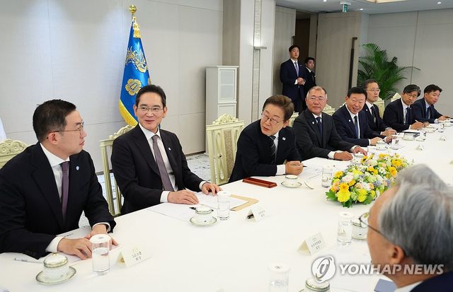 구광모 LG 회장 발언 듣는 이재명 대통령