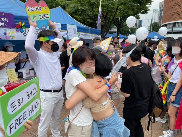 퀴어퍼레이드에서 참가자 포옹하는 오은지씨