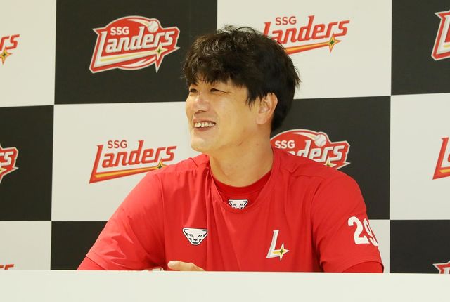 인터뷰하는 SSG 김광현