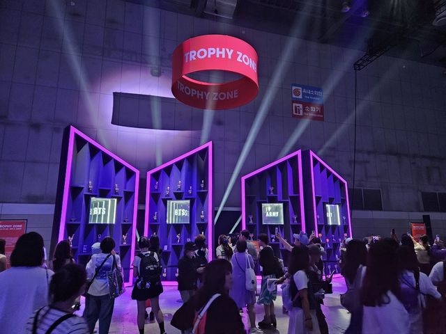 방탄소년단이 수상한 트로피 관람하는 팬들