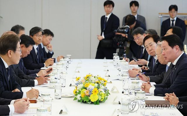 최태원 대한상의 회장 발언 듣는 이재명 대통령