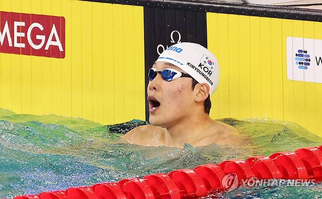 기록 확인하는 김영범