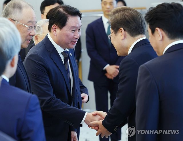 이재명 대통령, 최태원 대한상의 회장과 인사