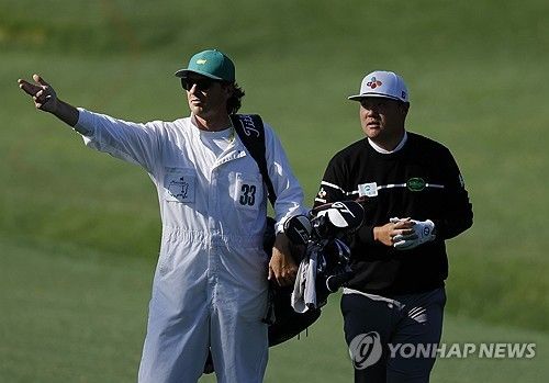 코스 공략을 상의하는 임성재.