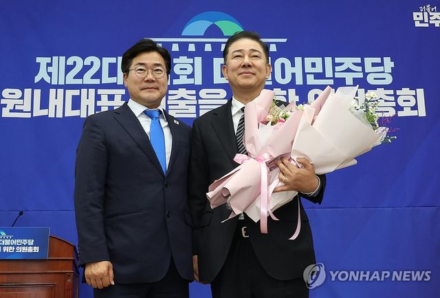 박찬대 원내대표와 기념촬영하는 김병기 의원