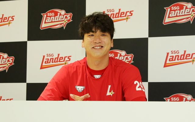재계약 기자회견에 참석한 김광현