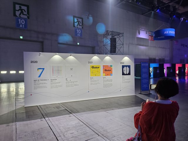 방탄소년단 관련 전시 관람하는 팬