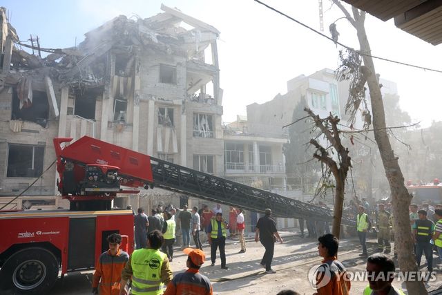 이스라엘 폭격에 무너진 건물