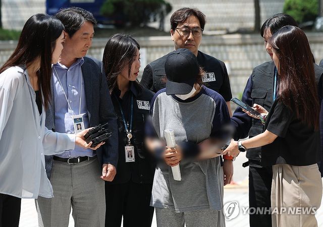 고개 떨군 '남편 명의 대리투표' 선거사무원