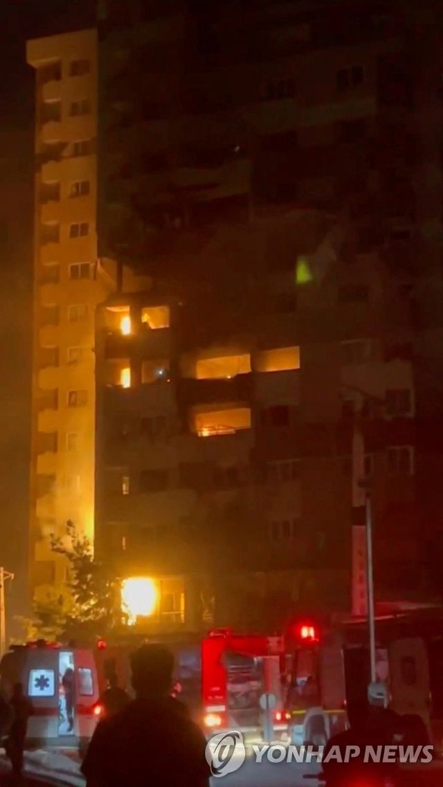 불길 휩싸인 이란 수도 테헤란 건물