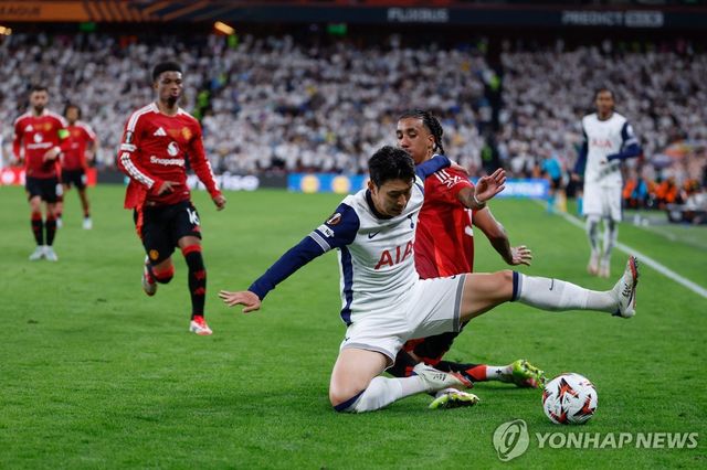 넘어지는 손흥민