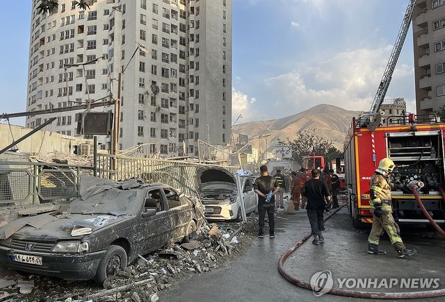 이스라엘의 공습으로 무너진 이란 수도 테헤란의 건물