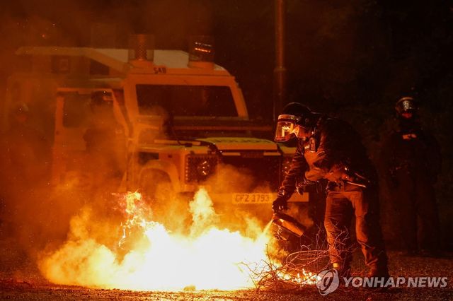 12일 밤 북아일랜드 포터다운의 폭동으로 불 붙은 차량