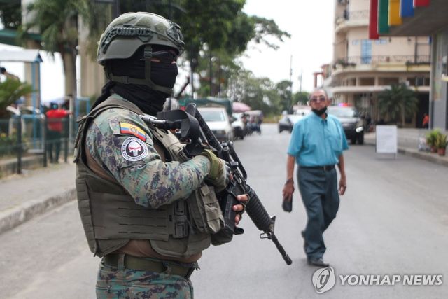 13일(현지시간) 두란 지역에서 경계 근무 중인 에콰도르 군 장병