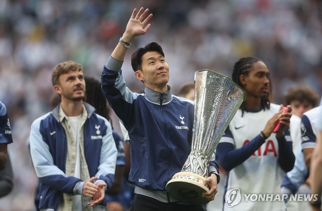 유로파 리그 우승 트로피를 든 손흥민