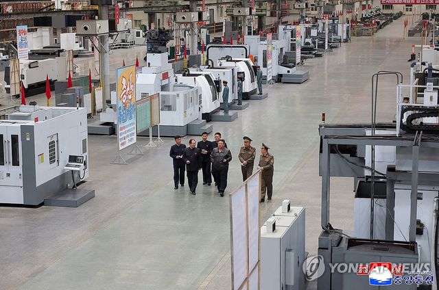 김정은 국무위원장이 지난 5월 방문한 군수공장의 모습
