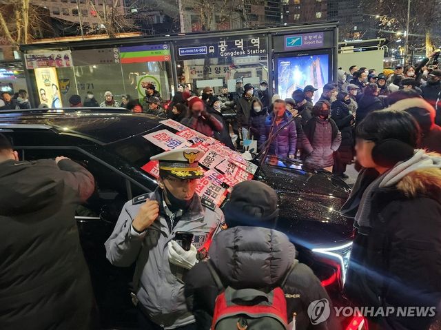 공수처 추정 차량 포위한 윤 대통령 지지자들