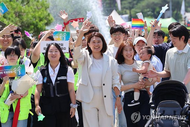 청년들과 함께 국회 등원하는 손솔 의원