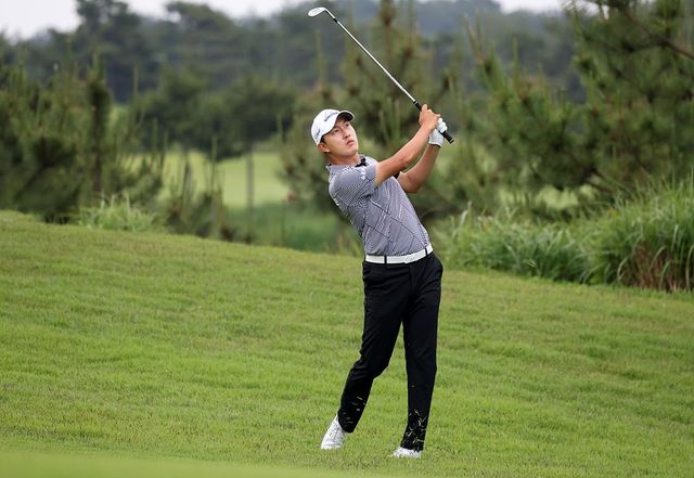 아이언샷 날리는 김백준