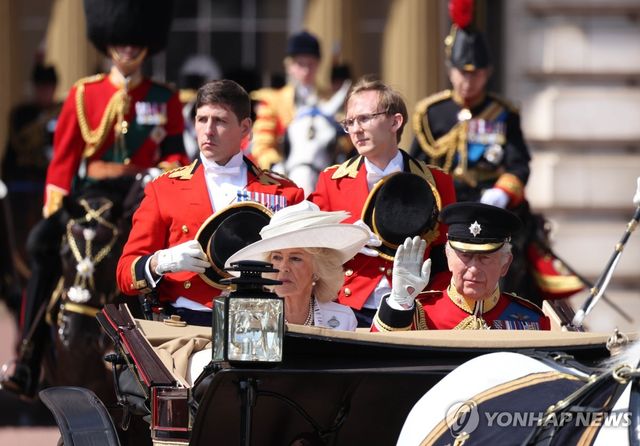 마차 타고 입장하는 찰스 3세와 커밀라 왕비
