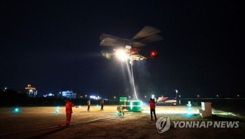 야간 산불 진화 훈련 중인 헬기. [연합뉴스 자료사진]