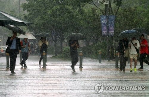 우산쓰고 걸어가는 시민들