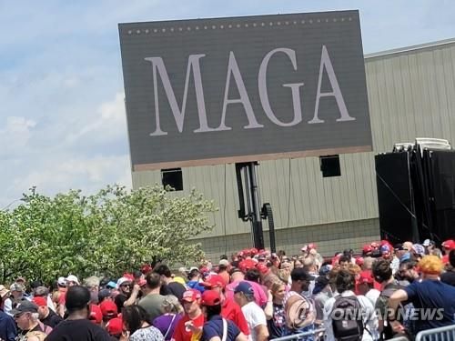 트럼프 대통령 100일 연설 들으려는 지지자들