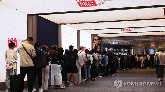 지난 9일 서울 시내 한 면세점 앞에서 관광객들이 입장을 위해 대기해 있는 모습