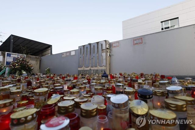 총기 사건이 발생한 고교 앞 임시 추모 장소에 놓인 꽃과 촛불